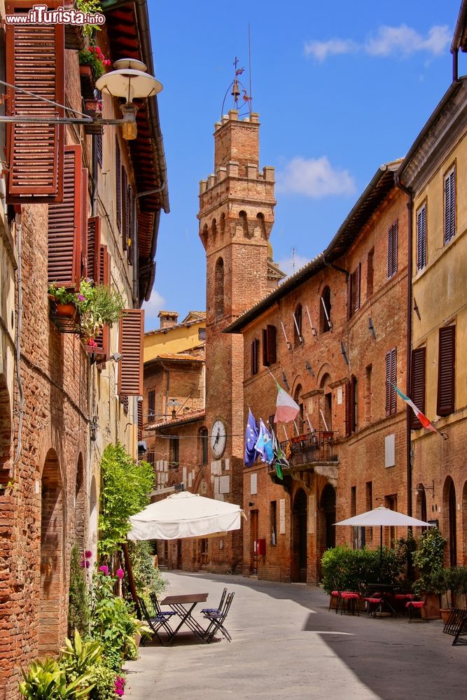 Immagine Architettura medievale del borgo di Buonconvento, Toscana.