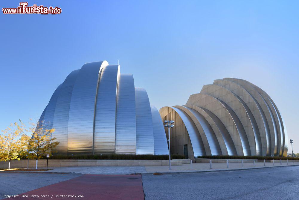 Immagine L'architettura moderna del Kauffman Center for the Performing Arts a Kansas City, Missouri. Progettato da Moshe Safdie e completato nel 2011, è un esempio di espressionismo strutturale  - © Gino Santa Maria / Shutterstock.com