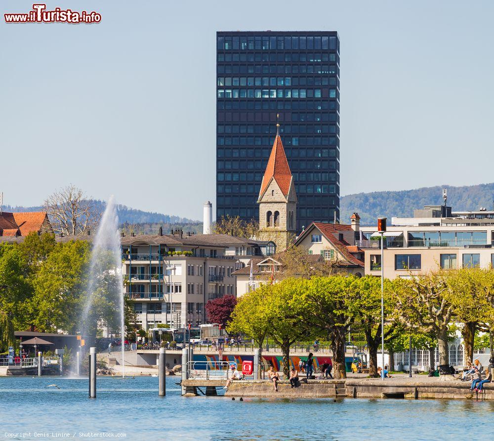 Immagine Architettura moderna e antica nel centro di Zugo, Svizzera: una bella immagine della città vista dall'omonimo lago - © Denis Linine / Shutterstock.com