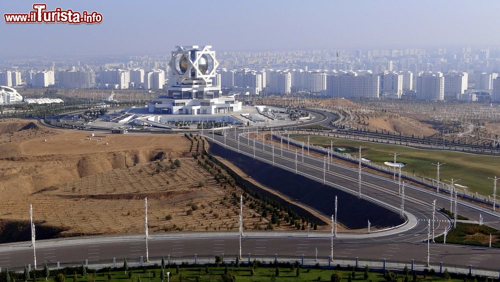 Immagine Architettura moderna nella città di Ashgabat, Turkmenistan.