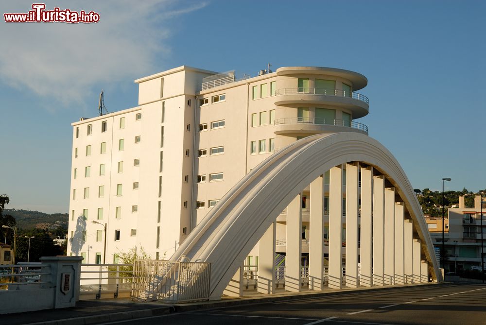 Immagine Architettura moderna nella città di Sainte-Maxime, Francia: particolare del ponte che collega le due parti della località balneare. Dietro, un edificio di recente costruzione.