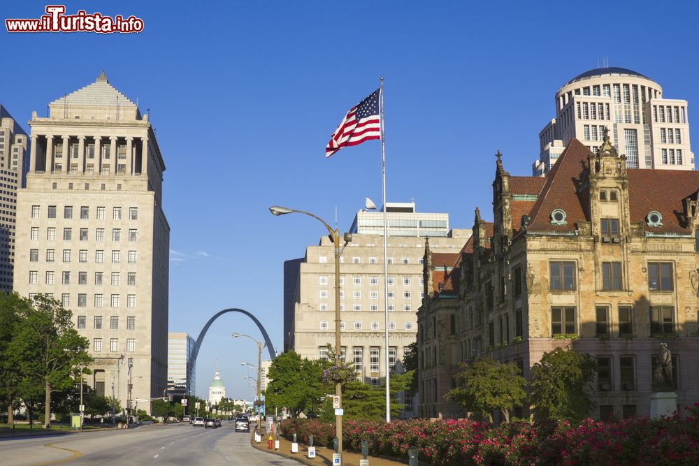 Immagine Architettura nel centro di Jefferson City, Missouri, vista nel pomeriggio (USA).