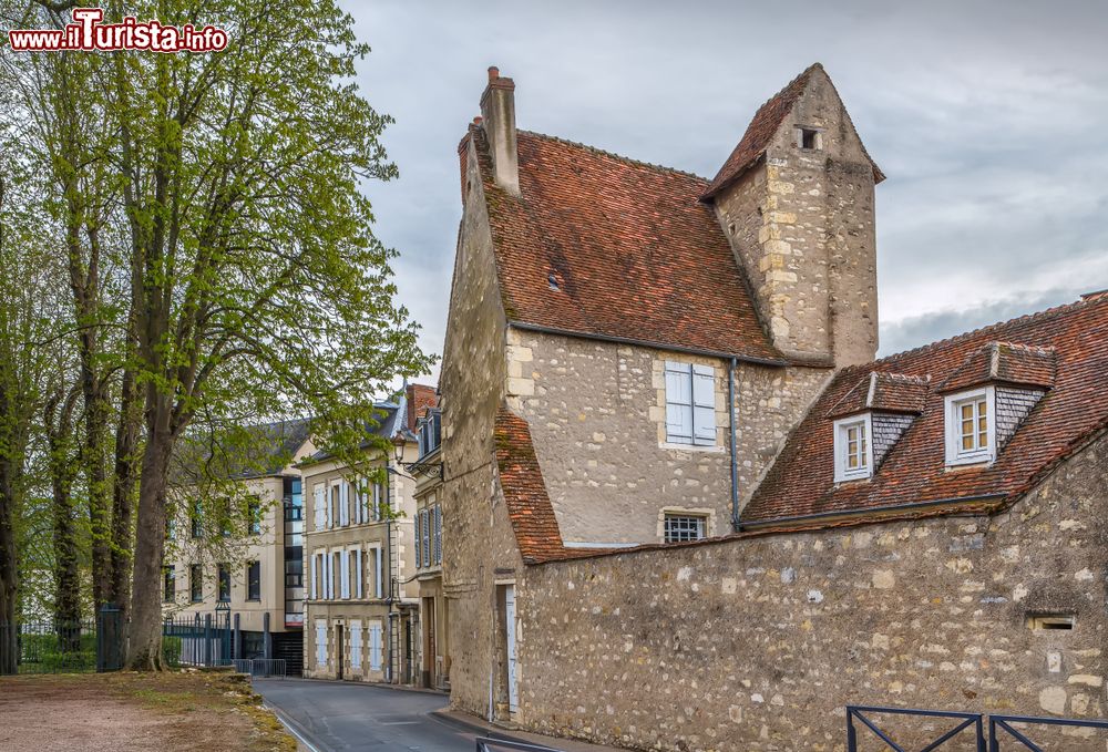 Immagine Architettura nel centro storico di Nevers, Borgonga-Franca Contea, Francia: particolare delle case in mattoni.