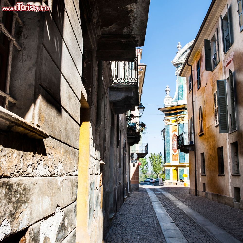 Immagine Architettura nella città medievale di Cuneo, Piemonte. Lampioni e tipici balconi in stile mediterraneo impreziosiscono questo angolo del centro storico.