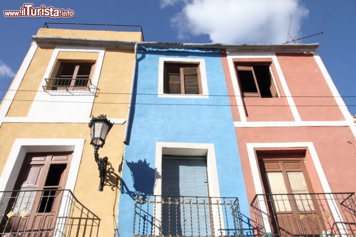 Immagine Architettura nella città storica di Orihuela, Spagna. Tinte pastello colorano le facciate di questi palazzi che si affacciano nel centro cittadino