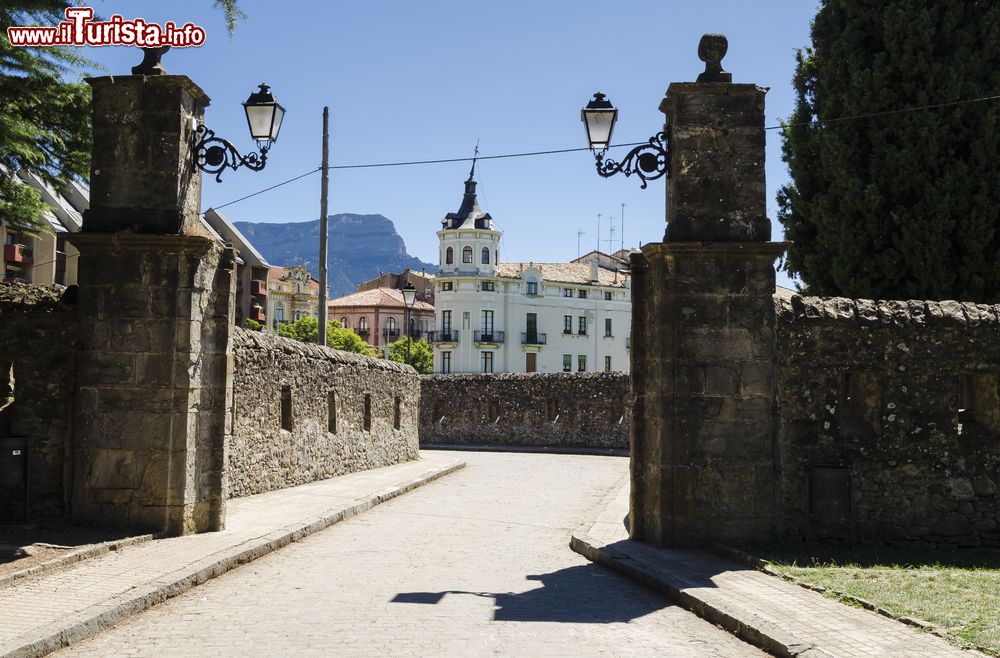 Immagine Architettura nella cittadina di Jaca, Aragona, Spagna. Questa bella località è situata lungo il Cammino aragonese di Santiago, a circa 30 chilometri dalla frontiera ispano-francese.