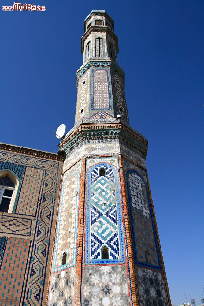 Immagine Architettura religiosa a Dushanbe (Tagikistan): il minareto con le sue decorazioni.