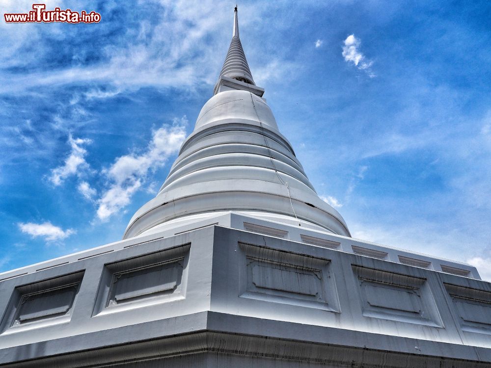 Immagine Architettura religiosa al Wat Chaloem Phra Kiat di Nonthaburi, Thailandia: particolare della Pagoda Bianca.