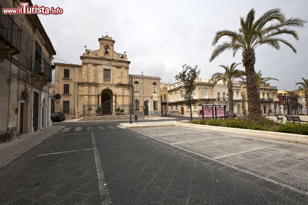 Immagine Architettura religiosa nel centro cittadino di Avola, Sicilia.