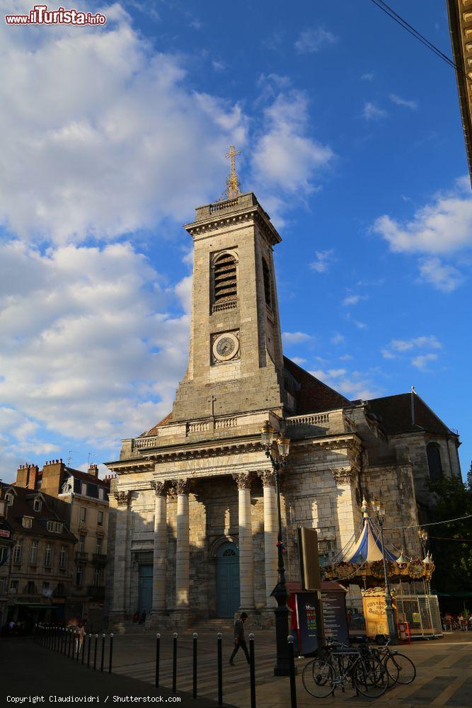 Immagine Architettura religiosa nel centro di Besancon (Francia). A lato, un'antica giostra per bambini - © Claudiovidri / Shutterstock.com