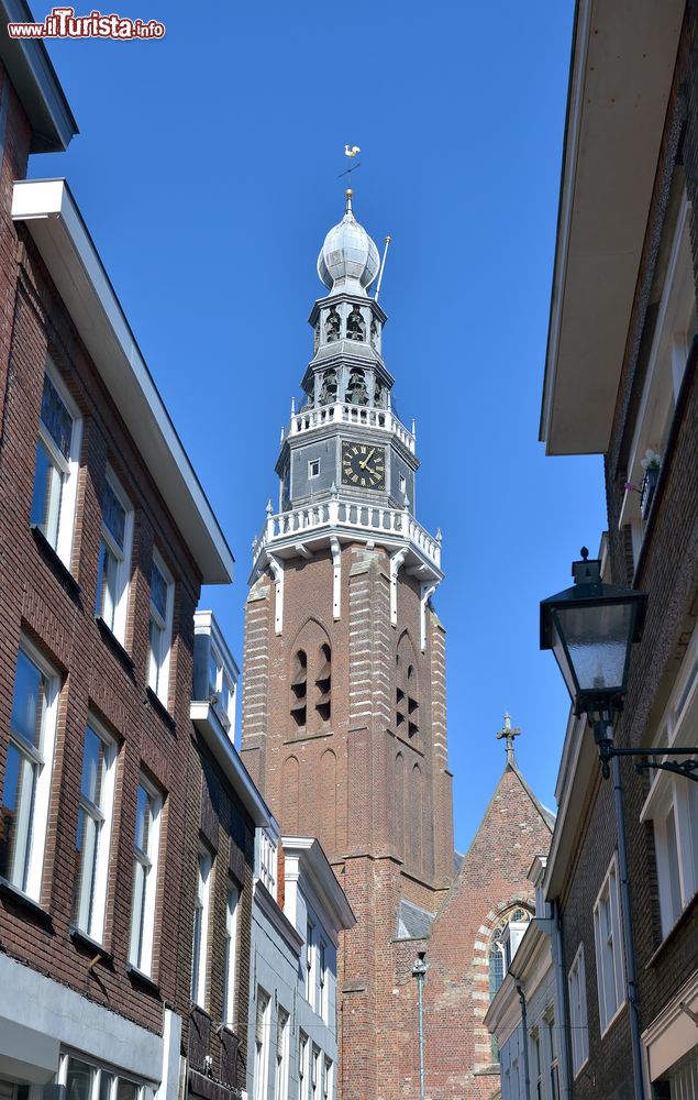 Immagine Architettura religiosa nel centro di Middelburg (Olanda): sullo sfondo, il campanile della chiesa di San Jacopo (St. Jacobskerk).