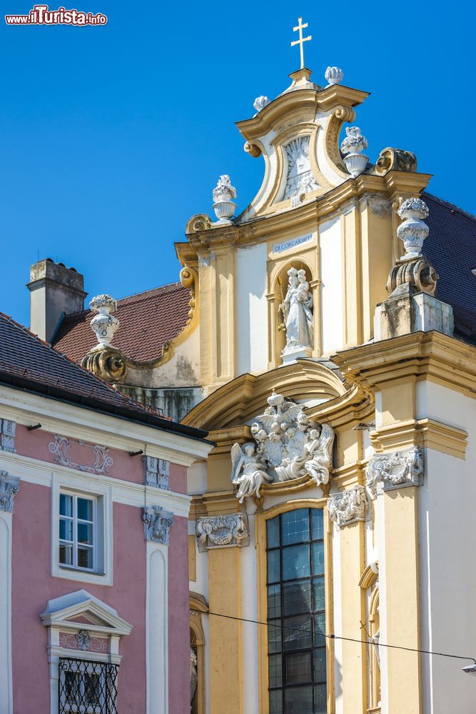 Immagine Architettura religiosa nel centro di Sankt Polten, Bassa Austria. Durante la seconda guerra mondiale quasi il 40% dei palazzi e dei monumenti della città venne distrutto ma, grazie allo sforzo di tutti, nei sette anni successivi, quasi tutto tornò al suo antico splendore.