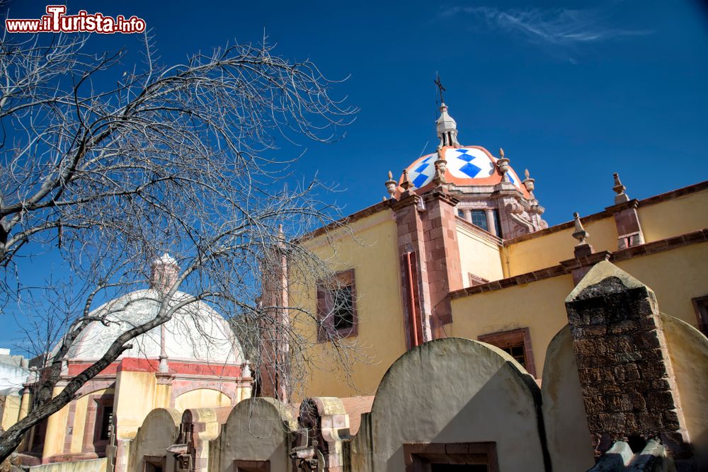 Immagine Architettura religiosa nel centro di Zacatecas, Messico. La città abbonda di chiese, molte delle quali convertite in musei e gallerie.