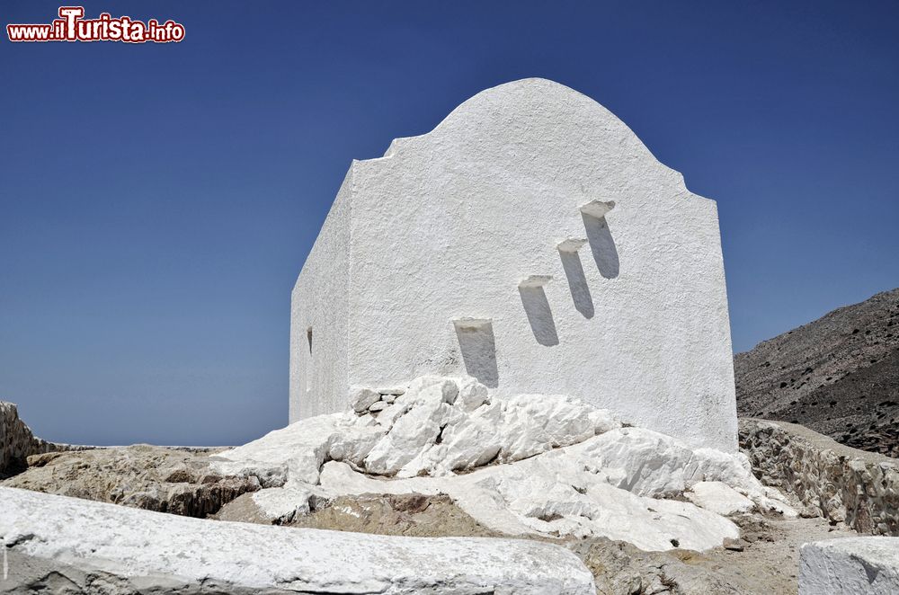 Immagine Architettura religiosa sull'isola di Syros, Grecia: una chiesa in pietra dipinta di bianco.