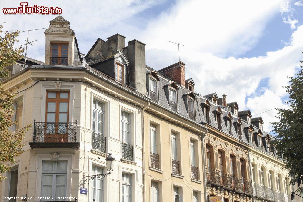 Immagine Architettura residenziale nella cittadina termale di Bagneres-de-Luchon, Pirenei (Francia) - © Ana del Castillo / Shutterstock.com