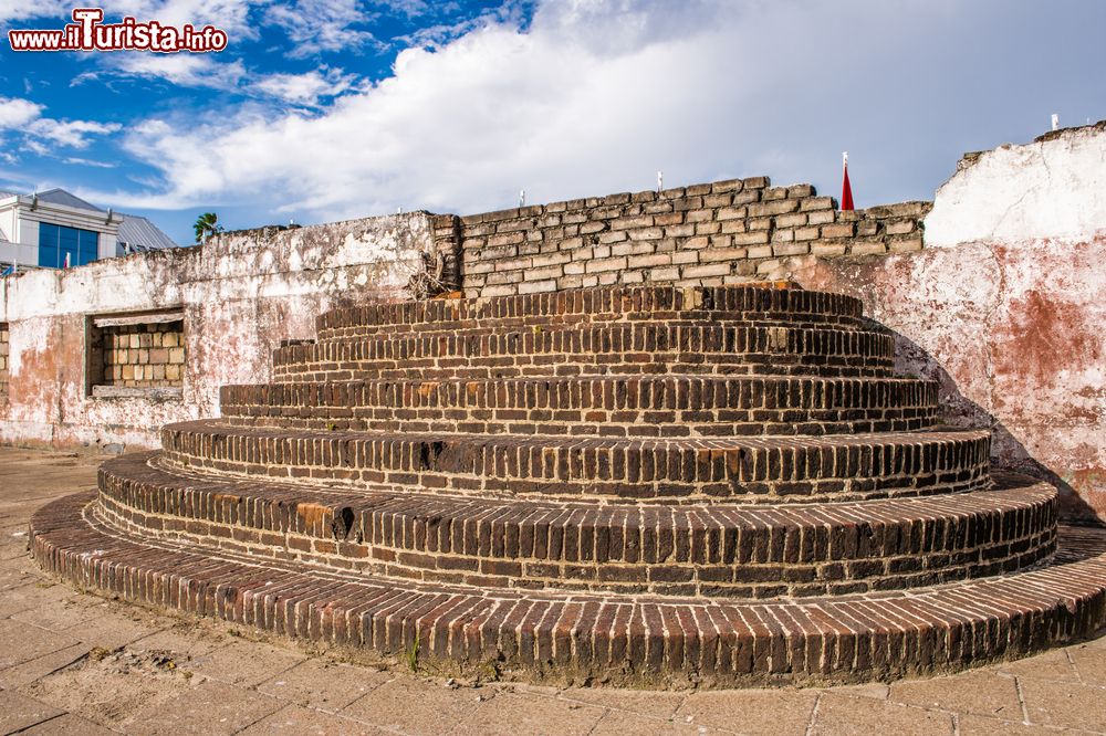 Immagine Architettura storica lungo Waterkant Street a Paramaribo, Suriname (America).