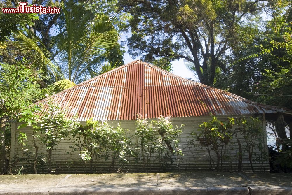 Immagine Architettura tipica di un'abitazione di Sosua, Repubblica Domenicana, con il tetto in lamiera.