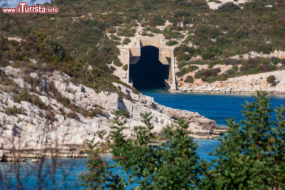 Immagine Architetture abbandonate dell'Esercito Nazionale Yugoslavo sull'isola di Vis, Croazia.