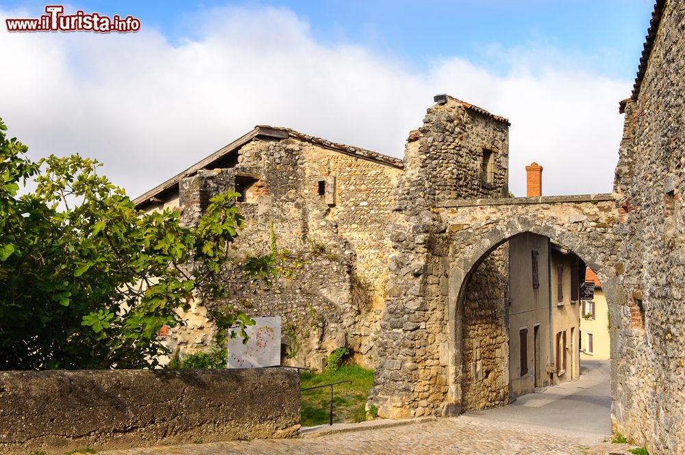 Immagine Architetture medievali nel cuore di Perouges, Francia. Questa bella cittadina fortificata, secondo alcuni fondata da perugini emigrati in territorio francese, è una frequentata meta turistica.