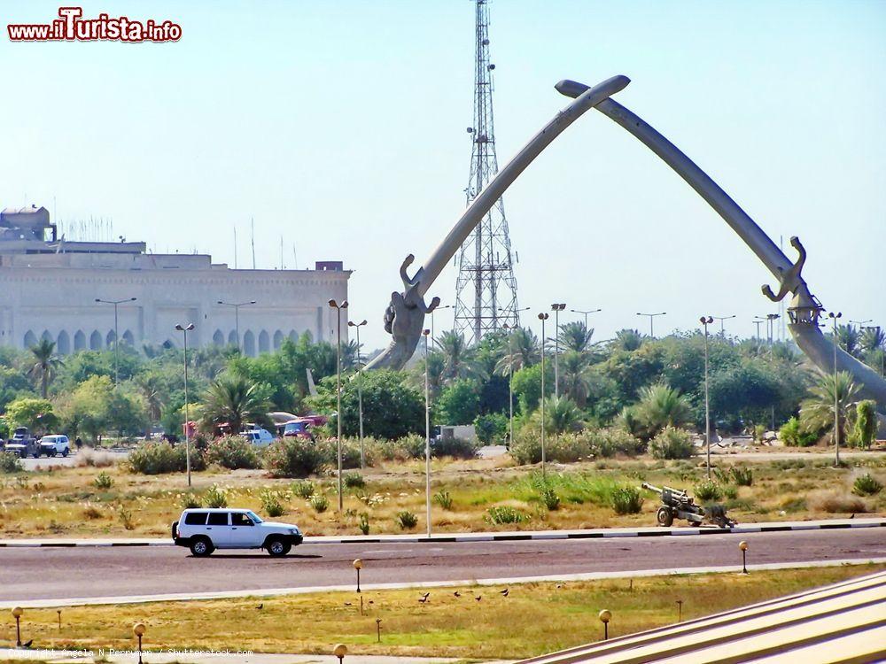 Immagine L'Arco della Vittoria a Baghdad, Iraq: noto anche come Mani della Vittoria o Spade Incrociate, è un monumento costituito da un paio di mani tese che reggono spade incrociate - © Angela N Perryman / Shutterstock.com