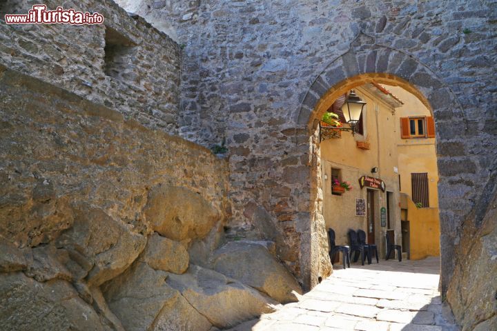 Immagine Arco  di accesso al borgo di GIglio Castello - © trotalo / Shutterstock.com