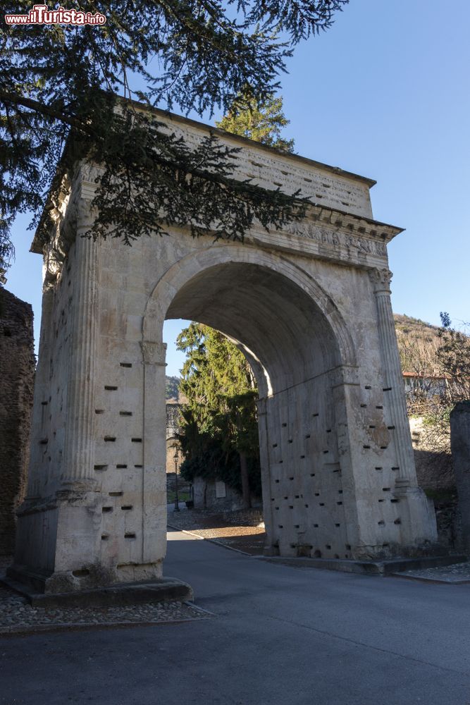 Immagine Arco di Augusto a Susa, Piemonte. Monumento marmoreo situato sull'antica acropoli cittadina, quest'arco onorario risale al I° secolo a.C.; fu fatto costruire per volere del re Cozio in onore di Ottaviano Augusto.