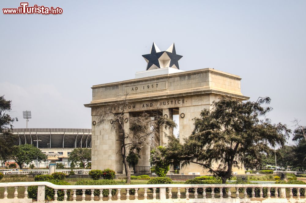 Immagine L'Arco di Indipendenza nell'omonima piazza di Accra, Ghana. Vi si leggono le parole Libertà e Giustizia scolpite nel 1957.