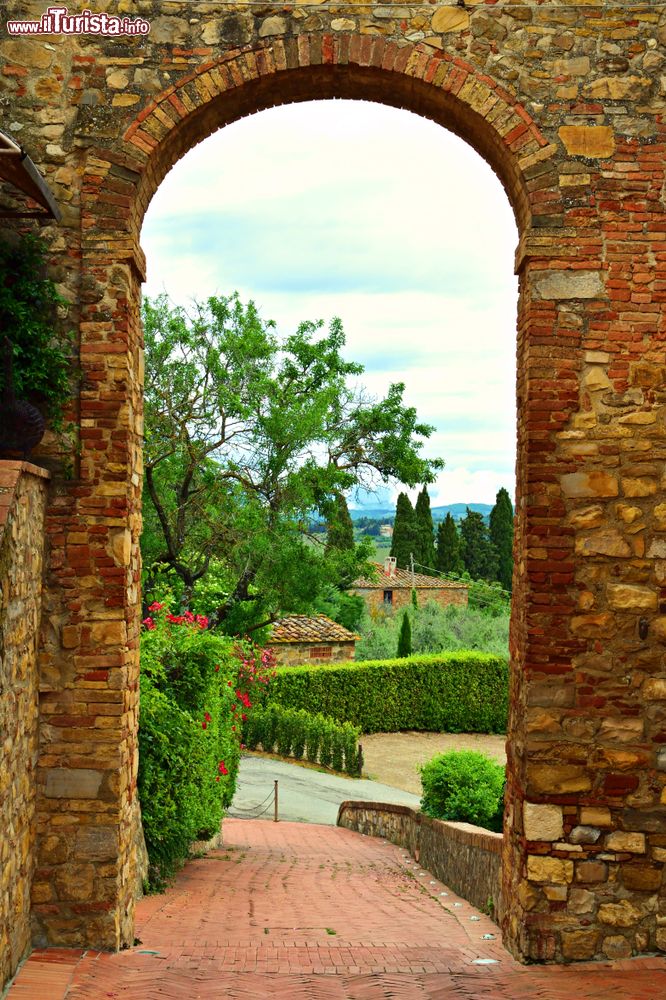 Immagine Arco di ingresso al borgo fortificato di Tignano in Toscana - © Simona Bottone / Shutterstock.com
