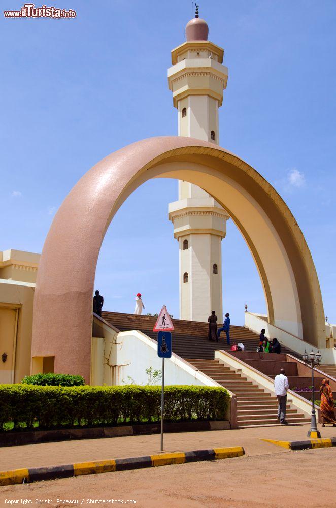 Immagine Arco di ingresso alla Moschea Nazionale d'Uganda a Kampala (Africa). Costruita nel 2006 e inaugurata nel 2007, può ospitare sino a 15 mila fedeli. Si può salire anche sul minareto da dove si gode una vista mozzafiato sulla città - © Cristi Popescu / Shutterstock.com