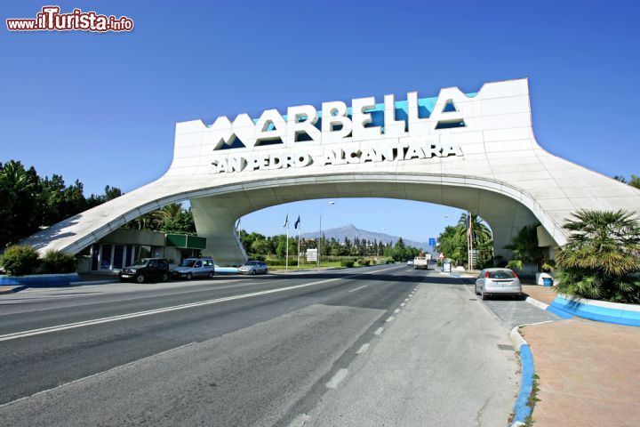 Immagine L'arco di benvenuto a Marbella nei pressi di San Pedro de Alcantara, Spagna - © Nick Stubbs / Shutterstock.com