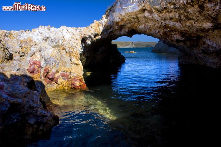 Immagine Arco di roccia sull'isola di Lemnos, Grecia - Scorcio panoramico sulle formazioni rocciose che caratterizzano quest'isola dell'Egeo settentrionale che vanta golfi protetti, spiagge estese, paesaggi di rocce vulcaniche alternate a piccole colline e villaggi tradizionali con case di pietra © Jiri Vavricka / Shutterstock.com