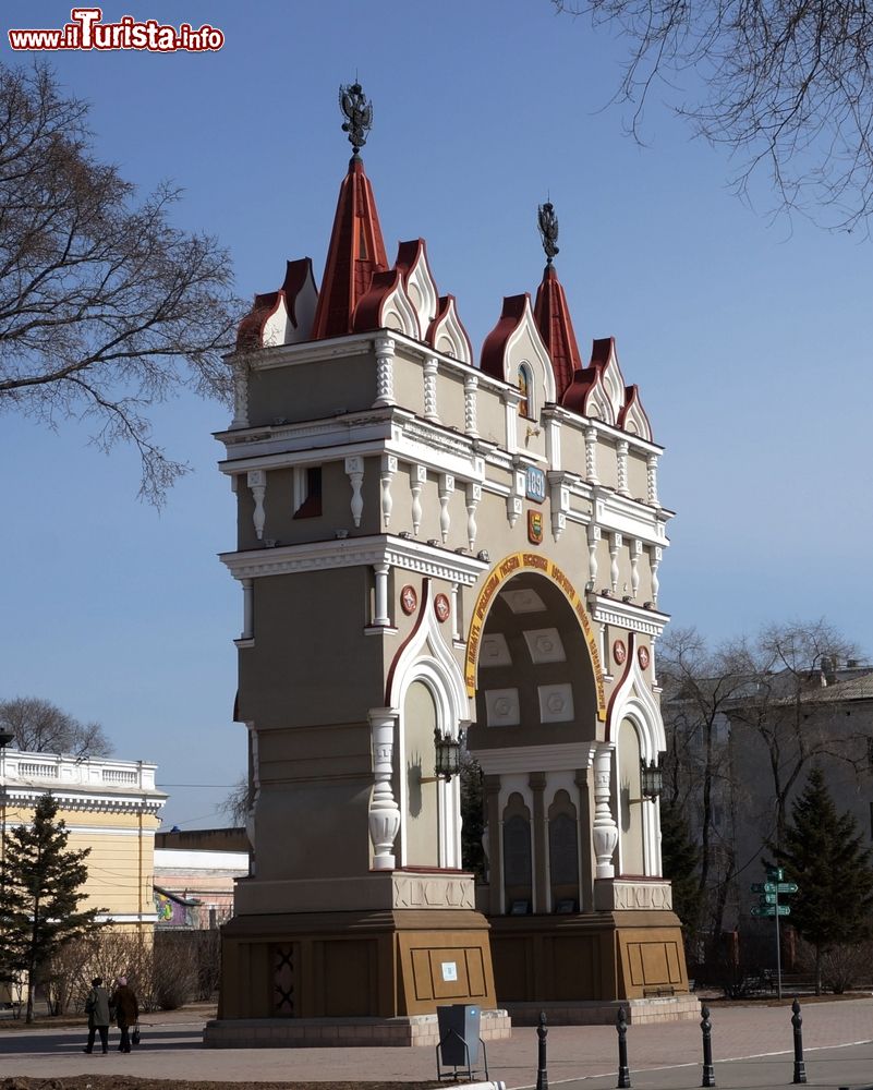 Immagine L'arco di trionfo della città di Blagoveshchensk, Russia. E' uno dei monumenti principali della città, fra i più visitati dai turisti. Venne distrutto nel 1936 dai comunisti ma poi ricostruito nel 2005.