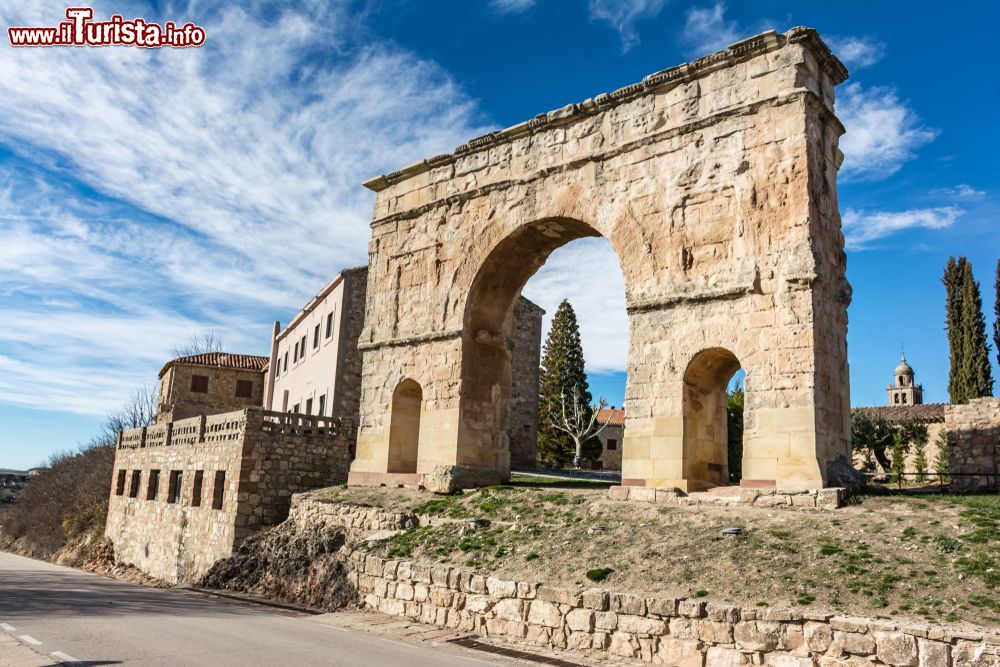 Immagine L'arco di trionfo di Medinaceli, provincia di Soria, Spagna. E' l'unico arco monumentale romano a tre fornici esistente in Spagna.