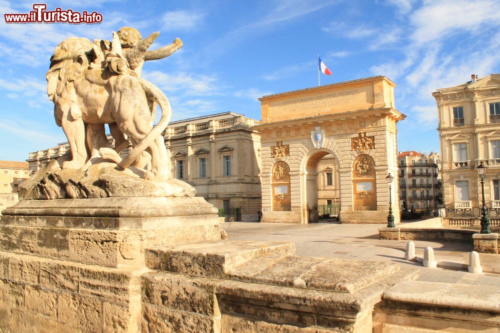 Immagine L'Arco di Trionfo di Montpellier (Francia): eretto alla fine del XVII° secolo, è decorato con bassorilievi che esaltano le vittorie di Luigi XIV° e grandi avvenimenti avvenuti nel suo regno.