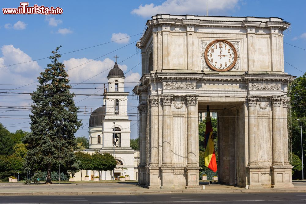 Immagine L'arco di Trionfo in Great National Assembly Square a  Chisinau, Moldavia. Un tempo chiamato Porte Sante e poi Arco della Vittoria, questo monumento architettonico è stato eretto nel 1841. Si trova di fronte all'Assemblea Nazionale.