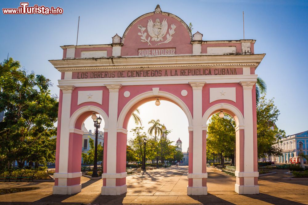 Immagine L'Arco di Trionfo nel Parque Martì, la piazza principale di Cienfuegos (Cuba), celebra l'indipendenza cubana. 