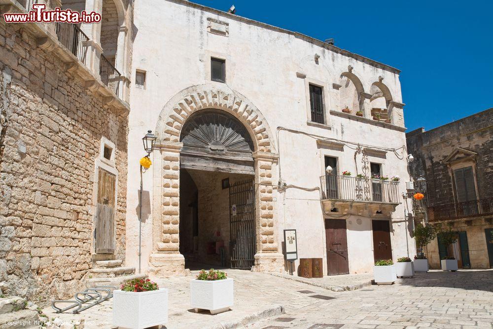 Immagine Arco d'ingresso al castello ducale di Ceglie Messapica, Puglia. Il nucelo originario è costituito dalla torre normanna - © Mi.Ti. / Shutterstock.com