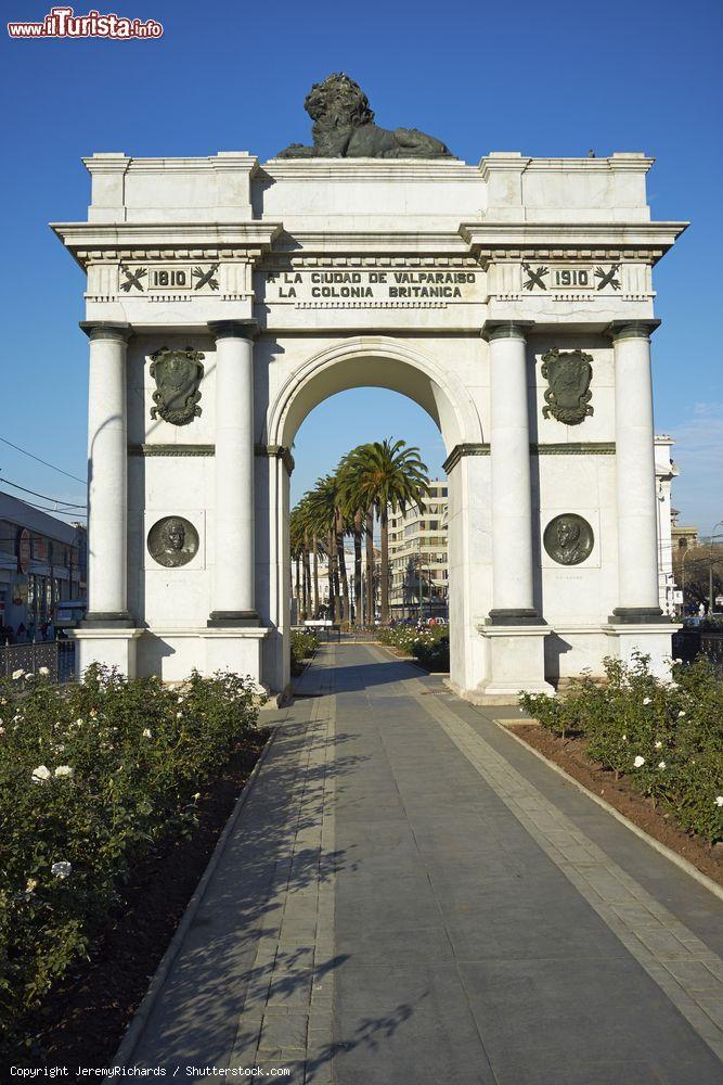 Immagine L'arco di marmo bianco a Valparaíso fu donato dalla comunità britannica in occasione del centesimo anniversario dell'indipendenza del Cile - © JeremyRichards / Shutterstock.com