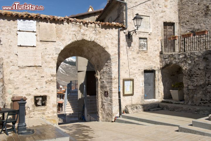 Immagine Arco nel centro di Civita di Bagnoregio, Viterbo. Vie e angoli nascosti rapiscono lo sguardo di chi si reca in visita a questo borgo che al tramonto si colora di tonalità curiose offrendo giochi di luci e ombre - © Forcellini Danilo / Shutterstock.com