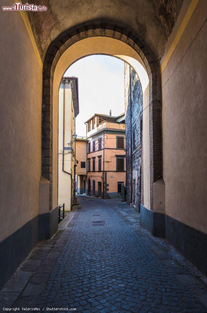 Immagine Arco nel centro medievale del borgo di Gradoli, Lazio - © ValerioMei / Shutterstock.com