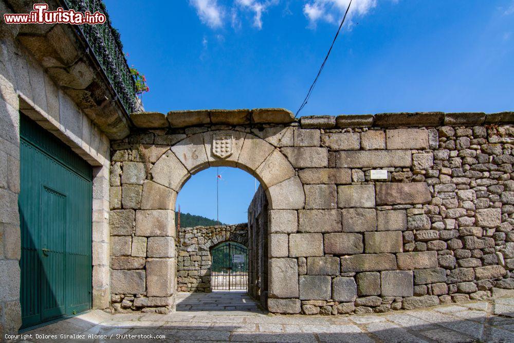 Immagine Arco nelle mura difensive del borgo di Ribadavia, Galizia (Spagna) - © Dolores Giraldez Alonso / Shutterstock.com
