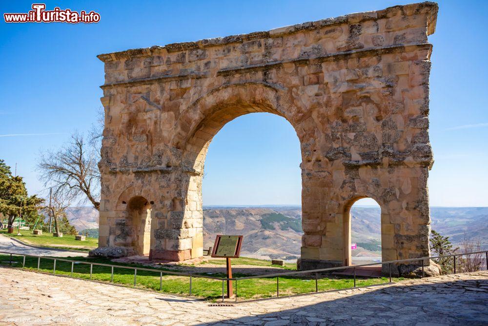 Immagine L'arco romano di Medinaceli, Soria, Spagna. Il fornice centrale consentiva l'accesso di veicoli e animali mentre le due porte laterali erano riservate ai pedoni - © JordiCarrio / Shutterstock.com