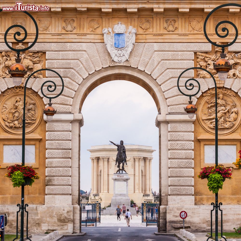 Immagine Arco Trionfale e torre d'acqua all'estremità dell'acquedotto di Montpellier, Francia.