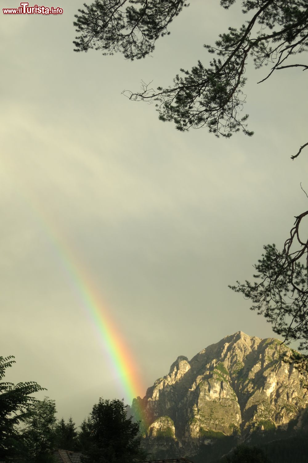 Immagine Arcobaleno a San Vigilio di Marebbe, Trentino Alto Adige. A rallegrare il cielo cupo e grigio ci pensano i colori di un bell'arcobelano.