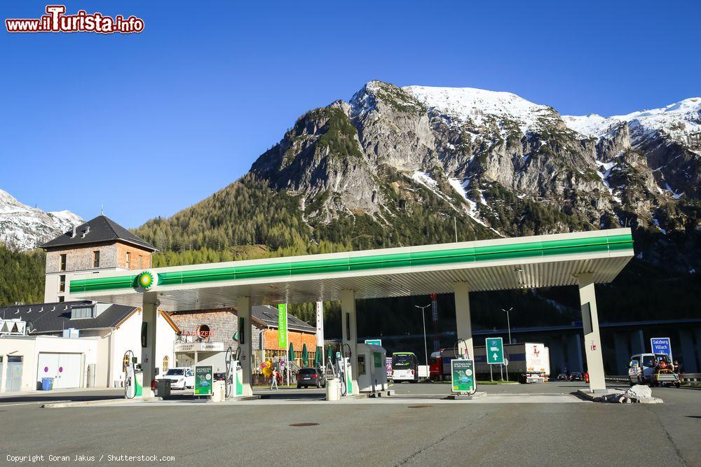 Immagine Area di servizio sull'autostrada, distributore di carburante e hotel Landzeit Tauernalm nei pressi di Flachau, Austria - © Goran Jakus / Shutterstock.com