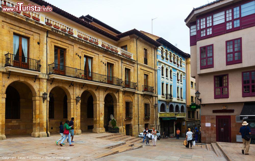 Immagine Area pedonale nel centro di Oviedo, Spagna. Città di forte interesse culturale, Oviedo ha un cuore medievale, una suggestiva cattedrale gotica dalla facciata asimmetrica e il santuario della Vergine di Covadonga - © Iakov Filimonov / Shutterstock.com