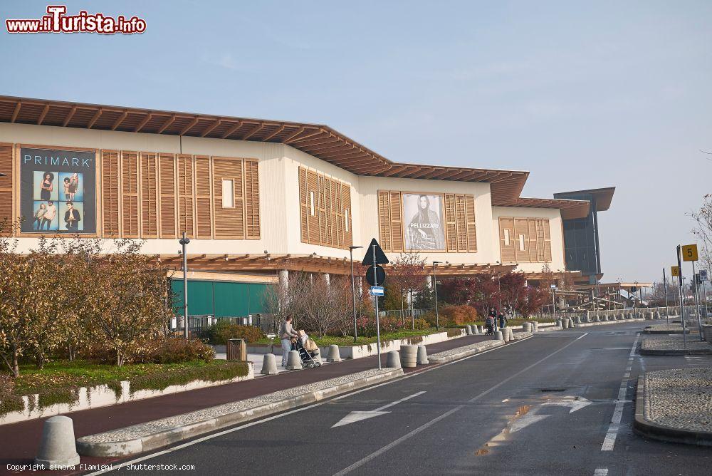 Immagine Arese, Lombardia: esterno del shopping center 'Il Centro', un enorme centro commerciale - © simona flamigni / Shutterstock.com