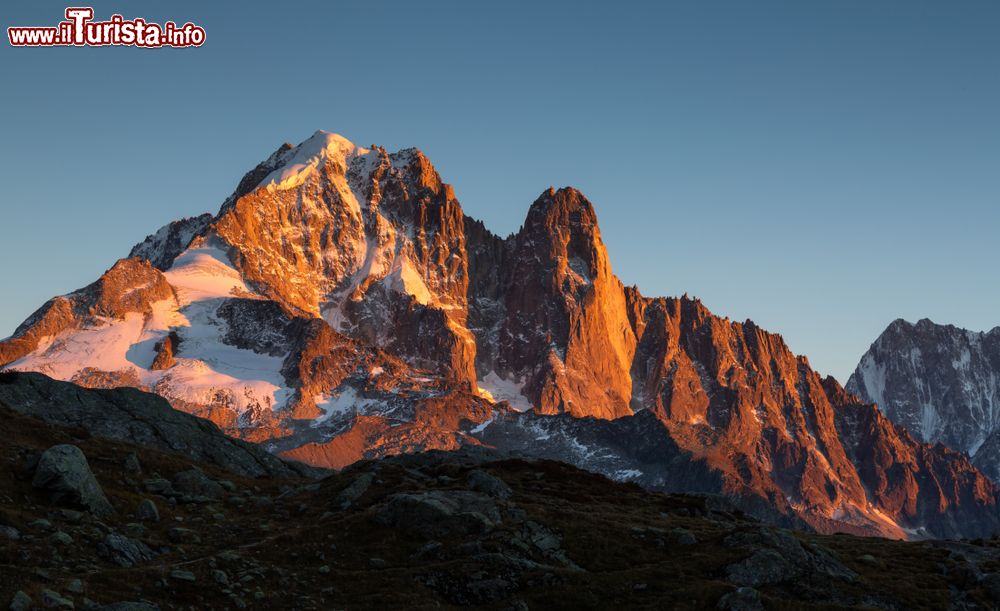 Immagine Argentiere, uno splendido tramonto sui picchi delle Drus nei pressi di Chamonix (Francia). Note come Aiguilles du Dru, sono due vette situate nella parte settentrionale del Monte Bianco.