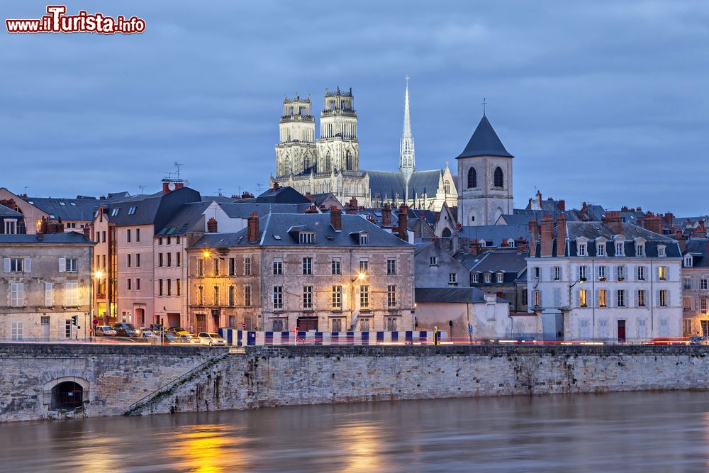 Immagine Argine del fiume Loira al crepuscolo, Orléans (Francia) con la cattedrale sullo sfondo.