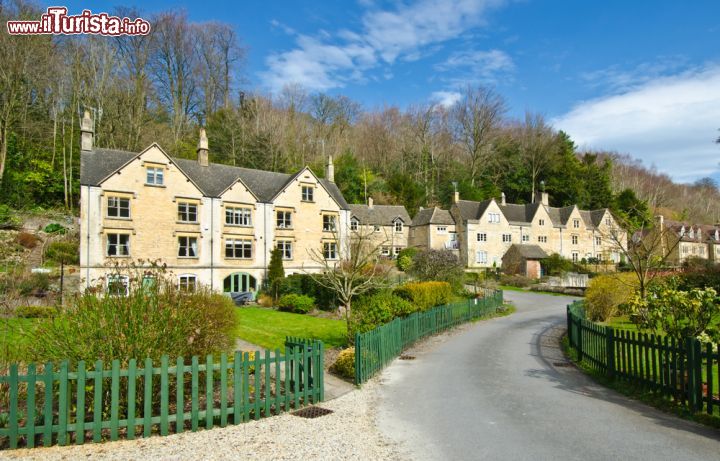 Immagine Arlington Road e le tipiche case di Bibury, Inghilterra - I caratteristici cottage in pietra di quello che lo scrittore inglese William Morris definiva il "più bel villaggio d'Inghilterra" © mubus7 / Shutterstock.com